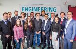 Hintere Reihe, v.l.n.r.: Peter Woditschka (Consultant Automobilindustrie), Gerald Nittnaus (Lehrgangsleiter Luftverkehrsmanagement FH JOANNEUM), Martin Payer (kaufm. Geschäftsführer FH JOANNEUM), Barbara Eibinger Miedl (Landesrätin Land Steiermark), Reinhard Lernbeiss (FH JOANNEUM, Institut Luftfahrt/Aviation), ein Schüler des BG/BRG Lichtenfelsgasse Graz, Thomas Faustmann (ehem. CEO Audi Ungarn), Gottfried Kirchengast (Klimaforscher Wegener Center für Klima und Globalen Wandel), Kurt Steiner (Vorsitzender Department Engineering FH JOANNEUM). Im Vordergrund: Schülerinnen und ein Schüler der 7a und 8c Klasse des BG/BRG Lichtenfelsgasse in Graz.  © FH JOANNEUM/Miriam Weiß