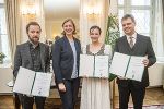 Wissenschafts- und Forschungslandesrätin Barbara Eibinger-Miedl mit der Preisträgerin und den Preisträgern der Forschungspreise 2019 v.l.: Thomas Antonic, Michaela Tanja Haindl, Dieter Schmalstieg. © Fischer Wissenschafts- und Forschungslandesrätin Barbara Eibinger-Miedl mit der Preisträgerin und den Preisträgern der Forschungspreise 2019 v.l.: Thomas Antonic, Michaela Tanja Haindl, Dieter Schmalstieg.