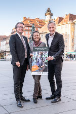 v.l.n.r. Kulturlandesrat Christopher Drexler, Monika Primas, Geschäftsführerin der Volkskultur Steiermark GmbH und Kulturstadtrat Günter Riegler präsentieren das Programm „Volkskultur.bewegt.Graz.20x20“ © steiermark.at / Streibl v.l.n.r. Kulturlandesrat Christopher Drexler, Monika Primas, Geschäftsführerin der Volkskultur Steiermark GmbH und Kulturstadtrat Günter Riegler präsentieren das Programm „Volkskultur.bewegt.Graz.20x20“ © steiermark.at / Streibl