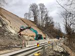 Der Verkehr auf der B 97 zwischen Murau und St. Georgen am Kreischberg ist derzeit durch die Sanierungsarbeiten nach einer Hangrutschung beeinträchtigt.