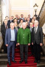 LH-Stv. Anton Lang, LH Hermann Schützenhöfer und Landesamtsdirektor Helmut Hirt (vorne v.l.) mit den Abteilungsleiterinnen und Abteilungsleitern. © steiermark.at/Streibl; bei Quellenangabe honorarfreie Nutzung LH-Stv. Anton Lang, LH Hermann Schützenhöfer und Landesamtsdirektor Helmut Hirt (vorne v.l.) mit den Abteilungsleiterinnen und Abteilungsleitern. © steiermark.at/Streibl; bei Quellenangabe honorarfreie Nutzung