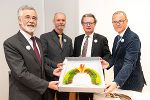 Übergabe der Sammlung Lukesch, v. l. n. r.: Brasilianischer Botschafter José Antônio Marcondes, Museumsdirektor Alexander Kellner, Kulturlandesrat Christopher Drexler und UMJ-Direktor Wolfgang Muchitsch präsentieren einen Federschmuck aus der Sammlung Lukesch © steiermark.at/Streibl Übergabe der Sammlung Lukesch, v. l. n. r.: Brasilianischer Botschafter José Antônio Marcondes, Museumsdirektor Alexander Kellner, Kulturlandesrat Christopher Drexler und UMJ-Direktor Wolfgang Muchitsch präsentieren einen Federschmuck aus der Sammlung Lukesch © steiermark.at/Streibl
