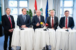 Abteilungsleiter Wolfgang Wlattnig, Gemeindebund-Präsident Erwin Dirnberger, LH Hermann Schützenhöfer, LH-Stv. Anton Lang und Städtebund-Präsident Kurt Wallner (v.l.) haben die Verschiebung des Wahltages bekanntgegeben. © steiermark.at/Streibl; Nutzung bei Quellenagabe honorarfrei Abteilungsleiter Wolfgang Wlattnig, Gemeindebund-Präsident Erwin Dirnberger, LH Hermann Schützenhöfer, LH-Stv. Anton Lang und Städtebund-Präsident Kurt Wallner (v.l.) haben die Verschiebung des Wahltages bekanntgegeben. © steiermark.at/Streibl; Nutzung bei Quellenagabe honorarfrei