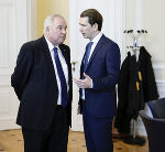 Für Landeshauptmann Hermann Schützenhöfer und Bundeskanzler Sebastian Kurz steht die Gesundheit der Menschen an oberster Stelle. © Bundeskanzleramt; Nutzung bei Quellenangabe honorarfrei Für Landeshauptmann Hermann Schützenhöfer und Bundeskanzler Sebastian Kurz steht die Gesundheit der Menschen an oberster Stelle. © Bundeskanzleramt; Nutzung bei Quellenangabe honorarfrei