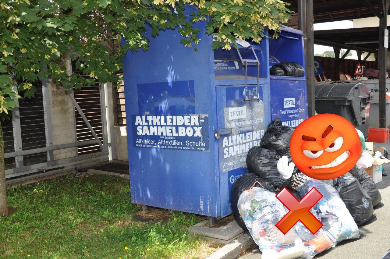 Bitte keine Ablagerungen vor Sammelbehältern. Bitte keine Ablagerungen vor Sammelbehältern.
