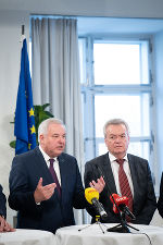 LH Schützenhöfer und LH-Stv. Lang: „Gemeinsam können wir diese Krise bewältigen!“ © steiermark.at/Streibl; Nutzung bei Quellenangabe honorarfrei LH Schützenhöfer und LH-Stv. Lang: „Gemeinsam können wir diese Krise bewältigen!“ © steiermark.at/Streibl; Nutzung bei Quellenangabe honorarfrei