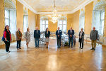 Soziallandesrätin Doris Kampus mit den Mitgliedern des neuen Seniorinnen- und Seniorenbeirates im Landhaus.