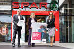 SPAR Steiermark-Geschäftsführer Christoph Holzer, Marina Sorgo vom Gewaltschutzzentrum und Soziallandesrätin Doris Kampus (v.l.) präsentierten gemeinsam die aktuelle Sensibilisierungskampagne zum Thema Gewaltschutz. © Peter Drechsler; Nutzung bei Quellenangabe honorarfrei SPAR Steiermark-Geschäftsführer Christoph Holzer, Marina Sorgo vom Gewaltschutzzentrum und Soziallandesrätin Doris Kampus (v.l.) präsentierten gemeinsam die aktuelle Sensibilisierungskampagne zum Thema Gewaltschutz. © Peter Drechsler; Nutzung bei Quellenangabe honorarfrei