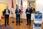 LH-Stv. Lang, US-Botschafter Traina und LH Schützenhöfer (v.l.) bei der Übergabe der Schutzmasken. © Land Steiermark/Streibl; Nutzung bei Quellenangabe honorarfrei LH-Stv. Lang, US-Botschafter Traina und LH Schützenhöfer (v.l.) bei der Übergabe der Schutzmasken. © Land Steiermark/Streibl; Nutzung bei Quellenangabe honorarfrei