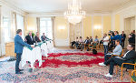 Im Weißen Saal der Grazer Burg präsentierten Gemeindebundchef Erwin Dirnberger, LH Hermann Schützenhöfer, LH-Stv. Anton Lang und Städtebund Vorsitzender Kurt Wallner das 1-Milliarden-Unterstützungspaket für die Gemeinden. Im Weißen Saal der Grazer Burg präsentierten Gemeindebundchef Erwin Dirnberger, LH Hermann Schützenhöfer, LH-Stv. Anton Lang und Städtebund Vorsitzender Kurt Wallner das 1-Milliarden-Unterstützungspaket für die Gemeinden.