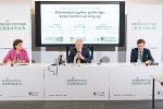 Lackner, Seitinger und Prettenthaler (v.l.) präsentierten die Ergebnisse des Masterplan Klimarisikomanagement Landwirtschaft. © Land Steiermark/Streibl; bei Quellenangabe honorarfrei Lackner, Seitinger und Prettenthaler (v.l.) präsentierten die Ergebnisse des Masterplan Klimarisikomanagement Landwirtschaft. © Land Steiermark/Streibl; bei Quellenangabe honorarfrei