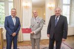 LH-Stv. Anton Lang, Christian Weniger und LH Hermann Schützenhöfer (v.l.) bei der Überreichung des Dekrets zum Berufstitel Professor. © Land Steiermark/Foto Fischer; Verwendung bei Quellenangabe honorarfrei LH-Stv. Anton Lang, Christian Weniger und LH Hermann Schützenhöfer (v.l.) bei der Überreichung des Dekrets zum Berufstitel Professor. © Land Steiermark/Foto Fischer; Verwendung bei Quellenangabe honorarfrei