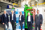 Vor dem neuen Großmotorenprüfstand: INNIO-Chief Technologist Stephan Laiminger, LEC-Geschäftsführer Andreas Wimmer, die steirische Wirtschaftslandesrätin Barbara Eibinger-Miedl, AVL-CEO Helmut List und Verbund-Forschungschef Wolfgang Pell (v. l.) © LEC/Konstantinov Vor dem neuen Großmotorenprüfstand: INNIO-Chief Technologist Stephan Laiminger, LEC-Geschäftsführer Andreas Wimmer, die steirische Wirtschaftslandesrätin Barbara Eibinger-Miedl, AVL-CEO Helmut List und Verbund-Forschungschef Wolfgang Pell (v. l.)