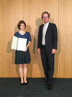 Lara Schönbacher (1. Preis, vorwissenschaftliche Arbeit) vom BG/BRG Pestalozzi) mit Landesrat Christopher Drexler.
