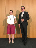 Anna Rettenwender (1. Preis, Diplomarbeiten) aus der Ski-Akademie Schladming mit Landesrat Christopher Drexler.