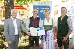 Preisträger der Kategorie nachhaltige Wassernutzung - Gewässerschutz: v.l.n.r.: Landesrat Seitinger mit Karl, Paula und Lukas Schloffer © Foto Fischer / bei Quellenangabe honorarfrei Preisträger der Kategorie nachhaltige Wassernutzung - Gewässerschutz: v.l.n.r.: Landesrat Seitinger mit Karl, Paula und Lukas Schloffer © Foto Fischer / bei Quellenangabe honorarfrei