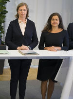 Die Landesrätinnen Barbara Eibinger-Miedl und Doris Kampus (v.l.) sicher den betroffenen Mitarbeiterinnen und Mitarbeitern der voestalpine Unterstützung zu. © Land Steiermark; bei Quellenangabe honorarfrei Die Landesrätinnen Barbara Eibinger-Miedl und Doris Kampus (v.l.) sicher den betroffenen Mitarbeiterinnen und Mitarbeitern der voestalpine Unterstützung zu.