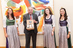 Die steirischen Weinhoheiten Katrin I, Lisa und Beatrix (v.l.) überreichten LH Hermann Schützenhöfer einen Dreierkarton vom Hoheiten-Wein Die steirischen Weinhoheiten Katrin I, Lisa und Beatrix (v.l.) überreichten LH Hermann Schützenhöfer einen Dreierkarton vom Hoheiten-Wein