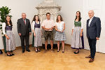 LH Hermann Schützenhöfer gratulierte gemeinsam mit den Weinhoheiten der Familie Leitner, die zum Weingut des Jahres gewählt wurden und drei Prämierungen erhielten. LH Hermann Schützenhöfer gratulierte gemeinsam mit den Weinhoheiten der Familie Leitner, die zum Weingut des Jahres gewählt wurden und drei Prämierungen erhielten.