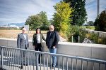 v.l.n.r.: Landesrat Hans Seitinger, Bundesministerin Elisabeth Köstinger und Bürgermeister Gerald Wonner bei der Besichtigung des Hochwasserschutzes für Gössendorf. © BMLRT/Paul Gruber, bei Quellenangabe honorarfrei v.l.n.r.: Landesrat Hans Seitinger, Bundesministerin Elisabeth Köstinger und Bürgermeister Gerald Wonner bei der Besichtigung des Hochwasserschutzes für Gössendorf. © BMLRT/Paul Gruber, bei Quellenangabe honorarfrei