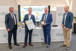 ÖBB-Regionalmanager Peter Wallis, LH-Stv. Anton Lang und VCÖ-Experte Michael Schwendinger (v.l.) gratulierten dem Trofaicher Bgm. Mario Abl (2.v.l.) zum VCÖ-Mobilitätspreis © Fotos: Land Steiermark/Streibl; bei Quellenangabe honorarfrei ÖBB-Regionalmanager Peter Wallis, LH-Stv. Anton Lang und VCÖ-Experte Michael Schwendinger (v.l.) gratulierten dem Trofaicher Bgm. Mario Abl (2.v.l.) zum VCÖ-Mobilitätspreis © Fotos: Land Steiermark/Streibl; bei Quellenangabe honorarfrei