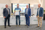 ÖBB-Regionalmanager Peter Wallis, LH-Stv. Anton Lang und VCÖ-Experte Michael Schwendinger (v.l.) gratulierten Firmenchef Ferdinand Köberl (2.v.l.) zum VCÖ-Mobilitätspreis für das Projekt "Gredlbauer on Tour". © Fotos: Land Steiermark/Streibl; bei Quellenangabe honorarfrei ÖBB-Regionalmanager Peter Wallis, LH-Stv. Anton Lang und VCÖ-Experte Michael Schwendinger (v.l.) gratulierten Firmenchef Ferdinand Köberl (2.v.l.) zum VCÖ-Mobilitätspreis für das Projekt "Gredlbauer on Tour". © Fotos: Land Steiermark/Streibl; bei Quellenangabe honorarfrei