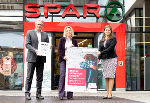 SPAR Steiermark-Geschäftsführer Christoph Holzer, Marina Sorgo (Gewaltschutzzentrum) und Soziallandesrätin Doris Kampus (v.l.) bei der Präsentation der Gewaltschutzkampagne, die ab Montag in allen SPAR Steiermark-Filialen fortgesetzt wird. © Bild: Land Steiermark/Peter Drechsler; Verwendung bei Quellenangabe honorarfrei SPAR Steiermark-Geschäftsführer Christoph Holzer, Marina Sorgo (Gewaltschutzzentrum) und Soziallandesrätin Doris Kampus (v.l.) bei der Präsentation der Gewaltschutzkampagne, die ab Montag in allen SPAR Steiermark-Filialen fortgesetzt wird. © Bild: Land Steiermark/Peter Drechsler; Verwendung bei Quellenangabe honorarfrei