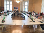 Im Rittersaal im Landhaus trafen sich engagierte Tierschützerinnen und Tierschützer. Im Rittersaal im Landhaus trafen sich engagierte Tierschützerinnen und Tierschützer.