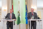Landesfinanzreferent LH-Stv. Anton Lang (l.) und LH Hermann Schützenhöfer. © Bild: Land Steiermark/Jesse Streibl; Verwendung bei Quellenangabe honorarfrei