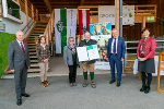 Zarfl Günter und seine Mutter bekamen den Tierschutzpreis von LH-Stv. Anton Lang, LR Johann Seitinger, TSO Barbara Fiala-Köck und LK-Vizepräs. Maria Pein überreicht. © Foto: Land Steiermark/Foto Frankl; bei Quellenangabe honorarfrei Zarfl Günter und seine Mutter bekamen den Tierschutzpreis von LH-Stv. Anton Lang, LR Johann Seitinger, TSO Barbara Fiala-Köck und LK-Vizepräs. Maria Pein überreicht. © Foto: Land Steiermark/Foto Frankl; bei Quellenangabe honorarfrei