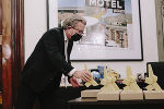 Kulturlandesrat Christopher Drexler mit den MELA-Skulpturen