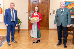 LH-Stv. Lang (l.) und LH Schützenhöfer (r.) empfingen die Apfelkönigin Hanna I. (m.) in der Grazer Burg. © Land Steiermark/Streibl; Nutzung bei Quellenangabe honorarfrei LH-Stv. Lang (l.) und LH Schützenhöfer (r.) empfingen die Apfelkönigin Hanna I. (m.) in der Grazer Burg. © Land Steiermark/Streibl; Nutzung bei Quellenangabe honorarfrei