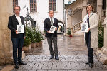 LR Christopher Drexler (l.) und LR Barbara Eibinger-Miedl (r.) mit Wirtschaftsprofessor und Autor Michael Steiner (m.).