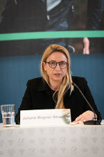 Bildungslandesrätin Juliane Bogner-Strauß betont, dass zum Schutz von PädagogInnen, BetreuerInnen sowie Kindern ein möglichst starkes Sicherheitsnetz gespannt werden müsse. © Land Steiermark/Streibl; Nutzung bei Quellenangabe honorarfrei Bildungslandesrätin Juliane Bogner-Strauß betont, dass zum Schutz von PädagogInnen, BetreuerInnen sowie Kindern ein möglichst starkes Sicherheitsnetz gespannt werden müsse. © Land Steiermark/Streibl; Nutzung bei Quellenangabe honorarfrei