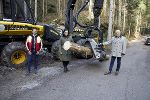 v.l.n.r.: Waldverband Steiermark-Geschäftsführer Bernd Poinsitt, Bundesministerin Elisabeth Köstinger und Landesrat Hans Seitinger © BMLRT/Lendl, bei Quellenangabe honorarfrei v.l.n.r.: Waldverband Steiermark-Geschäftsführer Bernd Poinsitt, Bundesministerin Elisabeth Köstinger und Landesrat Hans Seitinger © BMLRT/Lendl, bei Quellenangabe honorarfrei