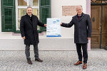 Landesrat Hans Seitinger (r.) gratulierte Bürgermeister Johann Schirnhofer zum Landessieg beim NEPTUN-Wasserpreis. © Land Steiermark/Streibl; Nutzung bei Quellenangabe honorarfrei
