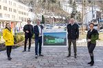 GR Brigitte Pürcher, Alexander Kada, LR Christopher Drexler, Bgm. Hermann Trinker und Alexia Getzinger vor dem Wetzlarerplatz in Schladming, wo der 800 Quadratmeter große mobile Ausstellungspavillon von 14. August bis 5. September für die Besucherinnen und Besucher geöffnet sein wird. © Martin Huber GR Brigitte Pürcher, Alexander Kada, LR Christopher Drexler, Bgm. Hermann Trinker und Alexia Getzinger vor dem Wetzlarerplatz in Schladming, wo der 800 Quadratmeter große mobile Ausstellungspavillon von 14. August bis 5. September für die Besucherinnen und Besucher geöffnet sein wird. © Martin Huber