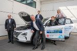 Roland Punzengruber, Geschäftsführer Hyundai Österreich, Gerhard Kraus, Wasserstofftaxi Wildon, LRin Ursula Lackner, LRin Barbara Eibinger-Miedl (v.l.) und Alexander Trattner, TU Graz – HyCentA Research GmbH (hinten) präsentierten gemeinsam das Wasserstoff-Taxi.