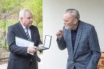 LH Hermann Schützenhöfer überreichte Fußball-Ikone Ivica Osim zu Hause das Große Ehrenzeichen des Landes Steiermark © Foto: Foto Fischer; bei Quellenangabe honorarfrei LH Hermann Schützenhöfer überreichte Fußball-Ikone Ivica Osim zu Hause das Große Ehrenzeichen des Landes Steiermark