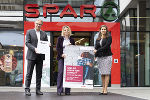 Soziallandesrätin Doris Kampus gemeinsam mit SPAR Steiermark-Geschäftsführer Christoph Holzer und Marina Sorgo vom Gewaltschutzzentrum (v.l.): „Gewaltschutz ist dringender denn je.“