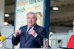 Landeshauptmann Hermann Schützenhöfer zeigt sich erfreut über den bisherigen Impffortschritt und rief dazu auf, sich weiterhin zur Impfung anzumelden. © Land Steiermark/Jesse Streibl; bei Quellenangabe honorarfrei Landeshauptmann Hermann Schützenhöfer zeigt sich erfreut über den bisherigen Impffortschritt und rief dazu auf, sich weiterhin zur Impfung anzumelden. © Land Steiermark/Jesse Streibl; bei Quellenangabe honorarfrei