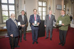 Günther Jontes, LH-Stv. Anton Lang, Rudolf Roth, LH Hermann Schützenhöfer und Georg Wolf-Schönach (v.l.) bei der Ehrenzeichenverleihung in der Aula der Alten Universität