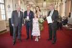 LH Hermann Schützenhöfer und LH Stv. Anton Lang überreichten Rudolf Roth in Anwesenheit seiner Familie das Große Goldene Ehrenzeichen © Foto: Land Steiermark/Foto Fischer; bei Quellenangabe honorarfrei LH Hermann Schützenhöfer und LH Stv. Anton Lang überreichten Rudolf Roth in Anwesenheit seiner Familie das Große Goldene Ehrenzeichen © Foto: Land Steiermark/Foto Fischer; bei Quellenangabe honorarfrei