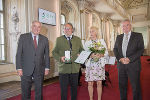 LH Hermann Schützenhöfer und LH-Stv. Anton Lang überreichten Georg Wolf-Schönach mit seiner Frau das Ehrenzeichen © Foto: Land Steiermark/Foto Fischer; bei Quellenangabe honorarfrei LH Hermann Schützenhöfer und LH-Stv. Anton Lang überreichten Georg Wolf-Schönach mit seiner Frau das Ehrenzeichen © Foto: Land Steiermark/Foto Fischer; bei Quellenangabe honorarfrei