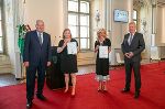LH Hermann Schützenhöfer überreichte gemeinsam mit LH-Stv. Anton Lang an Sabine Gollmann und Emina Šarić den Menschenrechtspreis des Landes Steiermark © Foto: Land Steiermark/FotoFrankl; bei Quellenangabe honorarfrei LH Hermann Schützenhöfer überreichte gemeinsam mit LH-Stv. Anton Lang an Sabine Gollmann und Emina Šarić den Menschenrechtspreis des Landes Steiermark © Foto: Land Steiermark/FotoFrankl; bei Quellenangabe honorarfrei