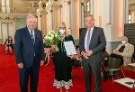 LH Hermann Schützenhöfer und LH-Stv. Anton Lang gratulierten Emina Šarić zum Menschenrechtspreis © Foto: Land Steiermark/FotoFrankl; bei Quellenangabe honorarfrei LH Hermann Schützenhöfer und LH-Stv. Anton Lang gratulierten Emina Šarić zum Menschenrechtspreis © Foto: Land Steiermark/FotoFrankl; bei Quellenangabe honorarfrei