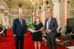 LH Hermann Schützenhöfer und LH-Stv. Anton Lang gratulierten Sabine Gollmann zum Menschenrechtspreis