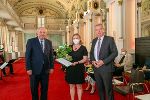 LH Hermann Schützenhöfer und LH-Stv. Anton Lang gratulierten Sabine Gollmann zum Menschenrechtspreis © Foto: Land Steiermark/FotoFrankl; bei Quellenangabe honorarfrei LH Hermann Schützenhöfer und LH-Stv. Anton Lang gratulierten Sabine Gollmann zum Menschenrechtspreis © Foto: Land Steiermark/FotoFrankl; bei Quellenangabe honorarfrei