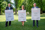 LH-Hermann Schützenhöfer und LHStv. Anton Lang gaben gemeinsam mit Klimaschutzministerin Leonore Gewessler grünes Licht für das Steiermark-Paket und das 1-2-3 Klimaticket © Foto: Land Steiermark/Streibl; bei Quellenangabe honorarfrei LH-Hermann Schützenhöfer und LHStv. Anton Lang gaben gemeinsam mit Klimaschutzministerin Leonore Gewessler grünes Licht für das Steiermark-Paket und das 1-2-3 Klimaticket