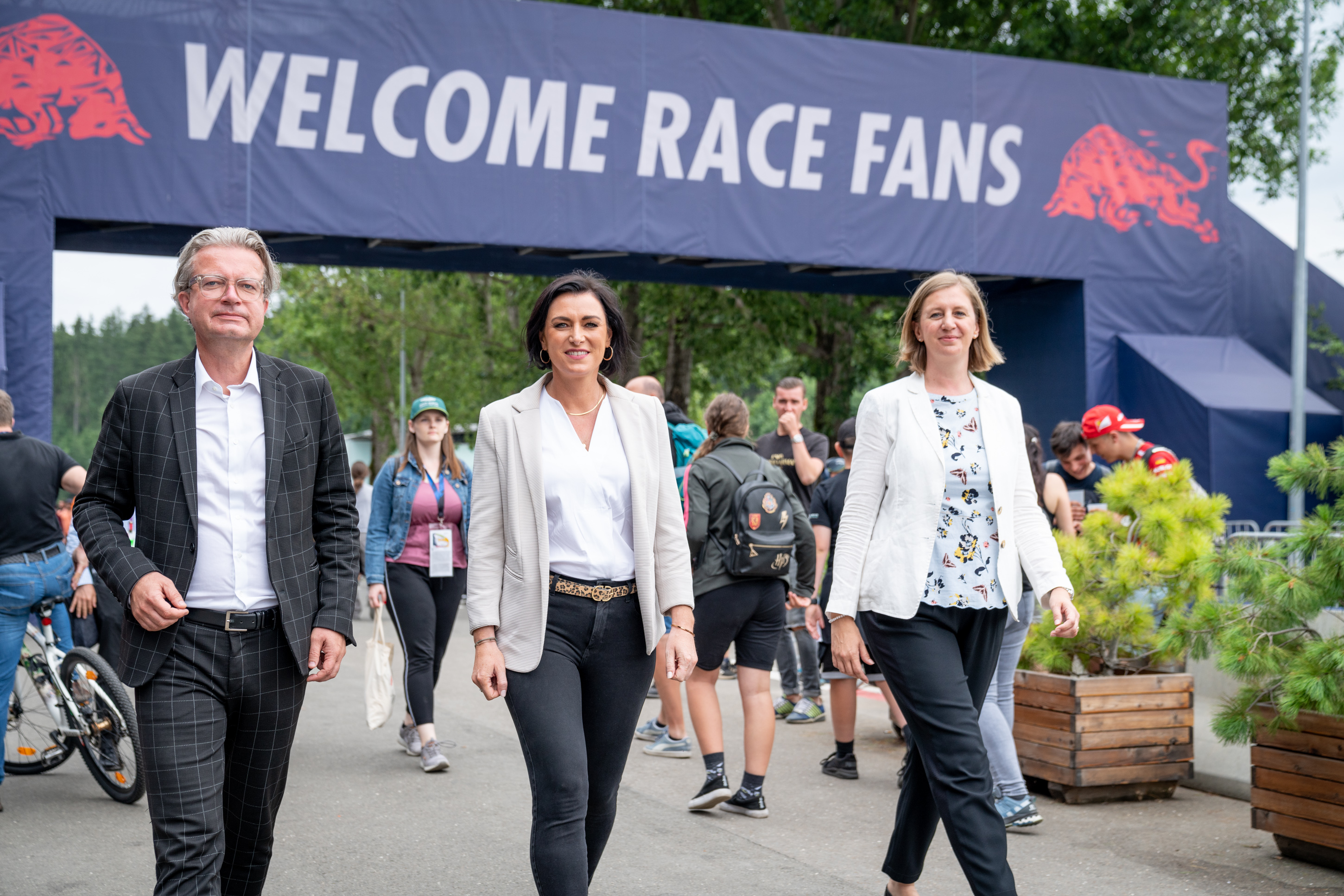 LR Drexler, BM Köstinger und LR Eibinger-Miedl freuen sich über das Comeback der Fans © steiermark.at/Streibl LR Drexler, BM Köstinger und LR Eibinger-Miedl freuen sich über das Comeback der Fans © steiermark.at/Streibl